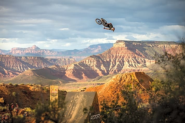   Andreus Spezialgebiet: fette Bikes, große Sprünge. Hier bei der legendären Red Bull Rampage in der Wüste Utahs, USA.