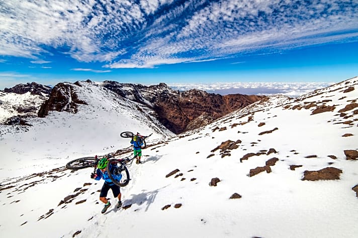   Afrika-Firn Der Schnee am Toubkal zieht ambitionierte Ski-Touren-Geher magisch an. Mit dem Bike ist das Weiß eher schwierig.