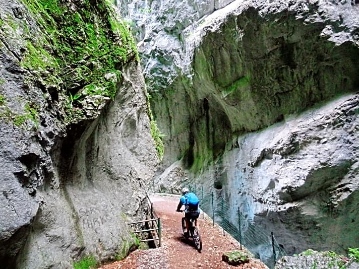   Am Ende der Abfahrt vom Monte Sibilla ins Val Tenna wartet die L’Orrida Gola del Infernaccio, eine teuflisch schöne Schlucht.