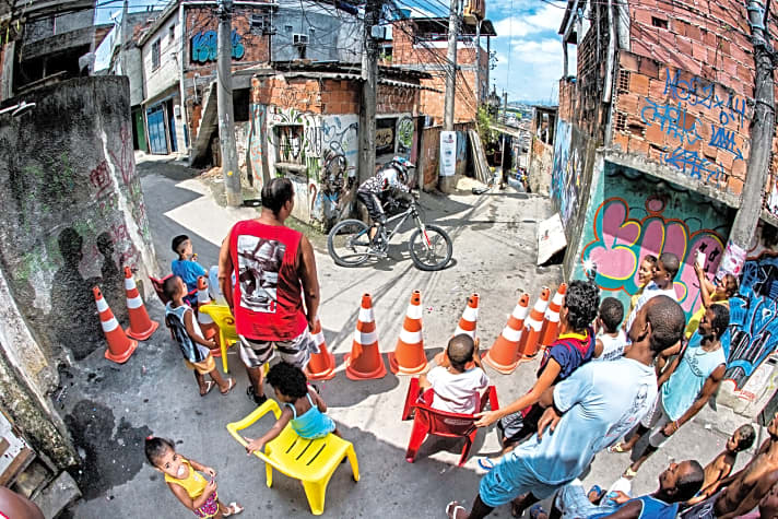   Mit Kind und Kegel: Die Mountainbike-Rennen in den ärmsten Ecken Rios sind Familienfeste. 