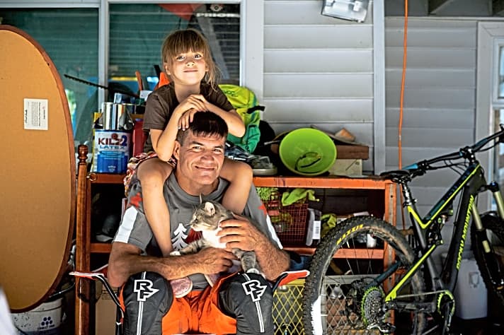   Familienmensch: Brett Tippie daheim in Vancouver mit Töchterlein Jessamy und Katze Mouse.