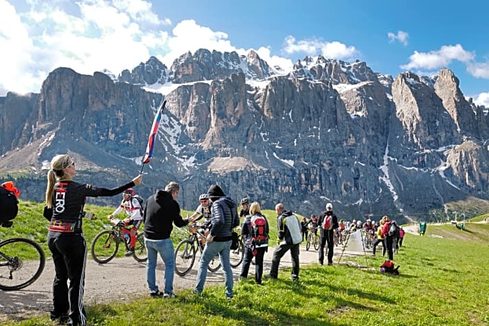 Wie Reißzähne stemmen sich die Dolomiten-Wände am Dantercepies in den Himmel. Der 2300 Meter hoch gelegene Gipfelgrat ist einer der Hot Spots des Hero Dolomites – auch für Zuschauer.