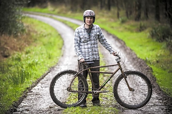   Adrian Bedford: Adrian stammt aus Dorset und hat lange Zeit Produkte für Dyson und das Militär entwickelt – bis er von der soliden Karrierefahrbahn abkam und Swarf Cycles gründete. "Ich bin schon als Kind mit einem alten Rennrad im Wald rumgefahren", sagt er. Der 38-Jährige wurde gleich im Auftaktjahr 2014 auf der Bespoked-Messe zum Best New Builder ernannt. Sein Hack-Bike-Klunker ist schön kurvig und schön billig.