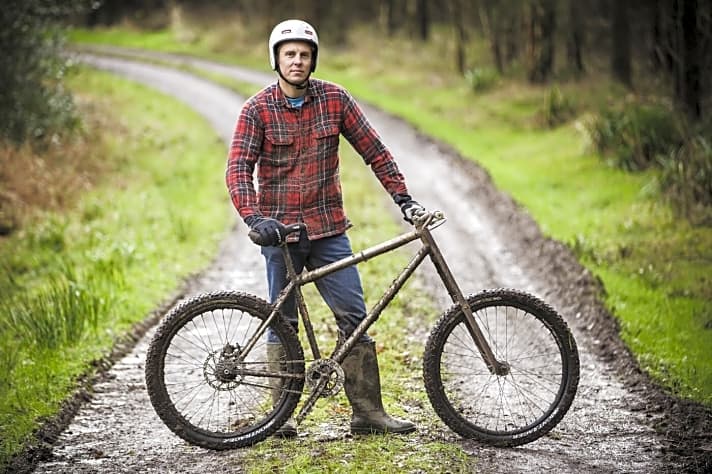   Tom "Tam" Hamilton: Der 29-Jährige stammt aus den schottischen Highlands, die möglicherweise auch seinen Dickschädel geprägt haben. Entsprechend sieht sein Hack-Bike aus. Die kaum vorhandene Lenk- und Bremsbereitschaft seiner 23-Kilo-Kreatur möchte er gerne noch optimieren und auch generell weiter am Bike feilen. Der Ingenieur purzelte nach seinem Studium direkt in die Radindustrie und gründete schließlich vor fünf Jahren mit Kumpel und Hack-Sieger Burf die Schmiede BTR Fabrications. Ihr Ziel ist es, perfekt ausbalancierte Räder zu schaffen.