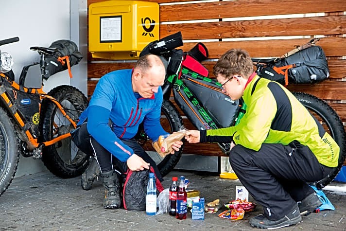   Winter-Biken verbrennt besonders viele Kalorien. Entsprechend üppig kaufen Papa Gunnar und Sohn Oskar im Supermarkt für den Abend ein. 