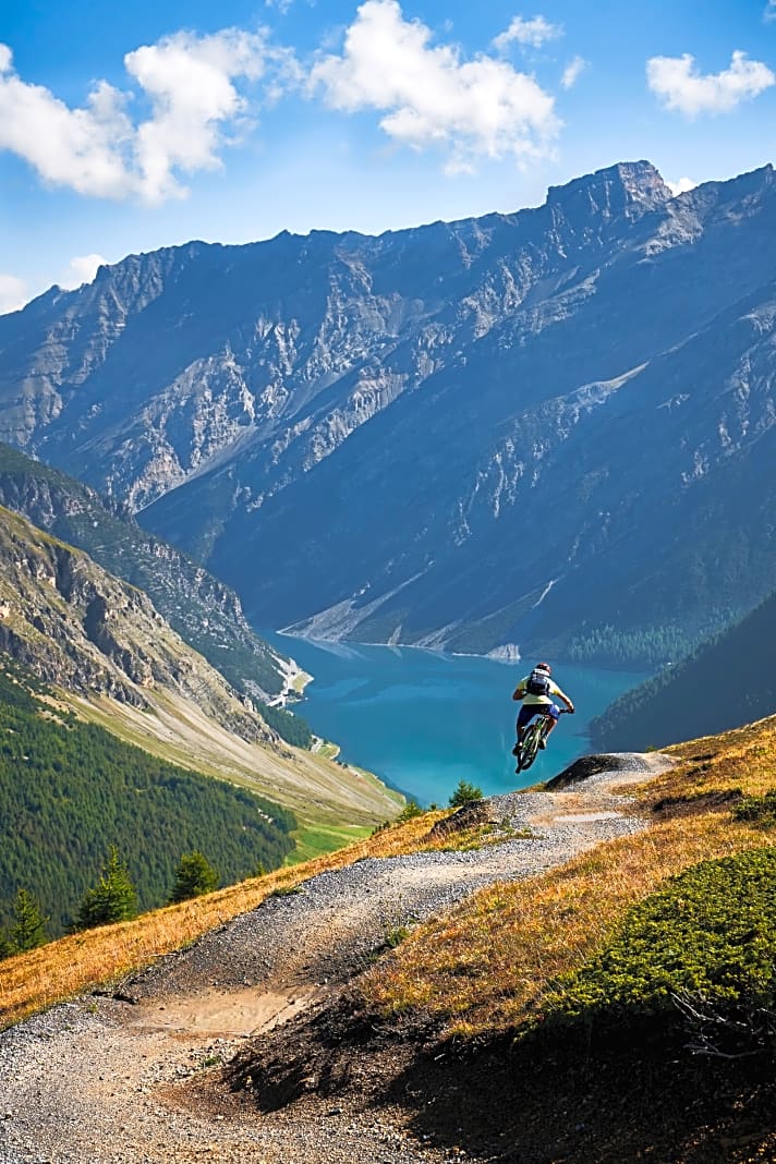   Auf dem Rollercoaster-Ride kann man abheben und dabei einen Sprung in den Lago di Livigno vortäuschen.