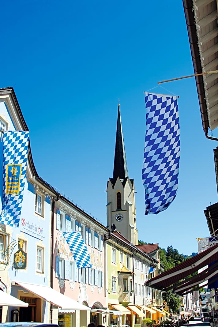   Traditionswirtshäuser, Bäckereien mit abgefahrenem Semmelsortiment und Cafés mit Spitzendeckchen, aber auch Mc Donald’s, Pizza mit Spanferkel oder Barbecue in der Hausberg-Lodge. In Garmisch- Partenkirchen kann jeder seine Nische finden.