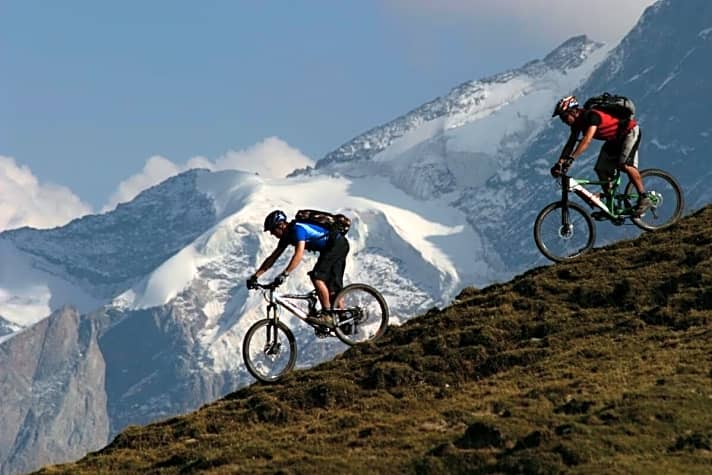   Unter Skifahrern schon lange ein top Freeride-Spot: La Grave. Doch auch Biker werden unter den Viertausendern glücklich.