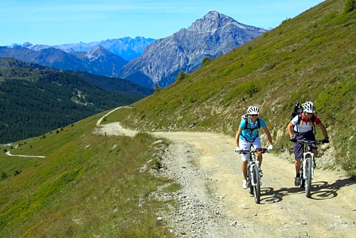   Auf der Strada dell Assietta (Militärpiste). Im Hintergrund der Mont Chaberton, einer der höchsten mit dem Bike anfahrbaren Punkte in den Alpen (3136 m).