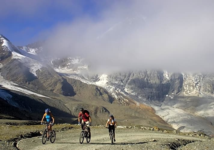   Die Schotterrampen zum Madritschjoch hinauf treten nur wirklich fitte Mountainbiker, ein leichter Klettergang hilft.