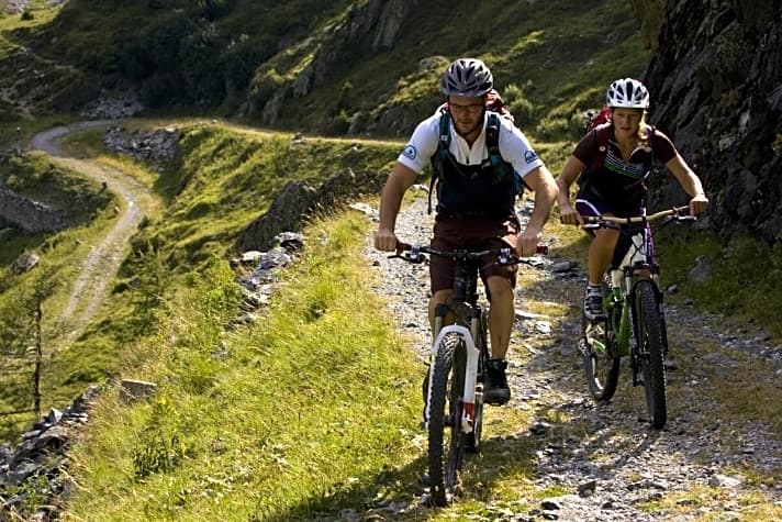   Auf Militärpisten wie hier in den Dolomiten ist die Steigung für Mountainbiker oft moderat.