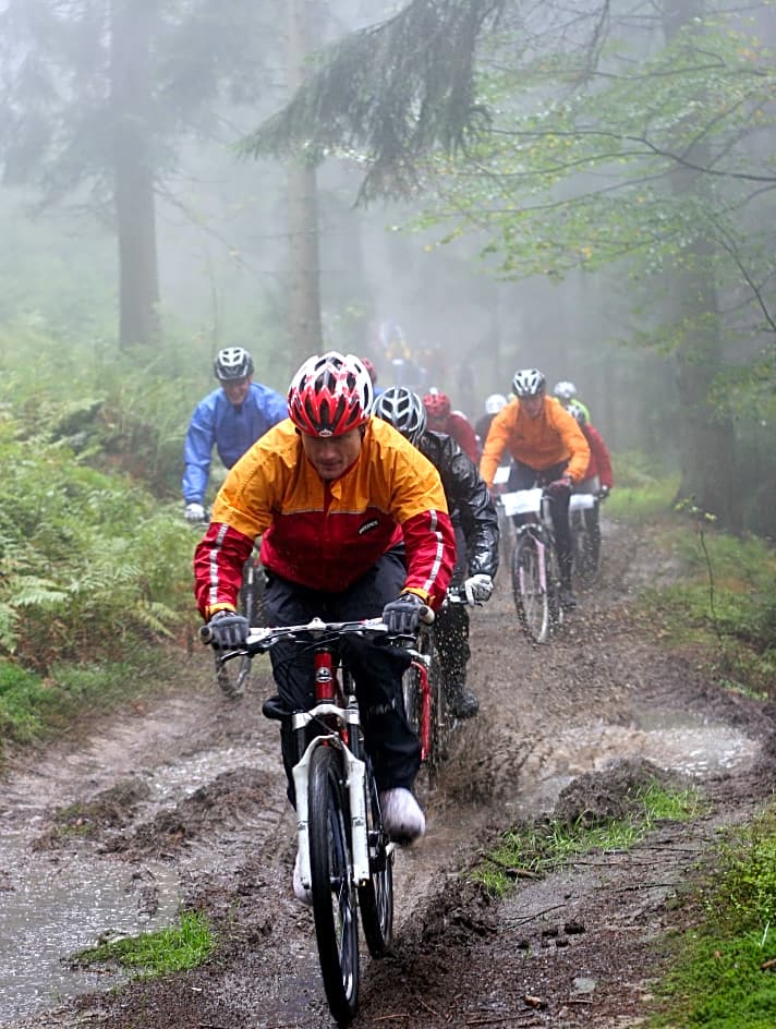   Wenn das Gewitter abgezogen ist, bleibt für Biker noch eine Gefahr: die rutschigen Trails.