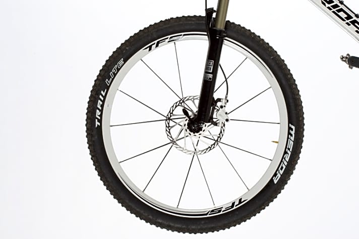   Die symmetrisch gespeichten Laufräder setzen einen optischen Akzent.
