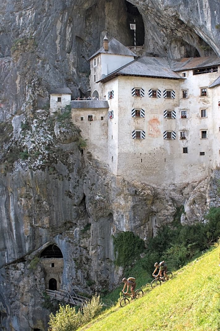   Erst Höhle, dann Schloss davor: Im Höhlenschloss von Predjama lebte ein Raubritter. Seine Fluchtwege nutzten ihm nichts, er wurde im linken Turm erschossen – auf dem Klo.