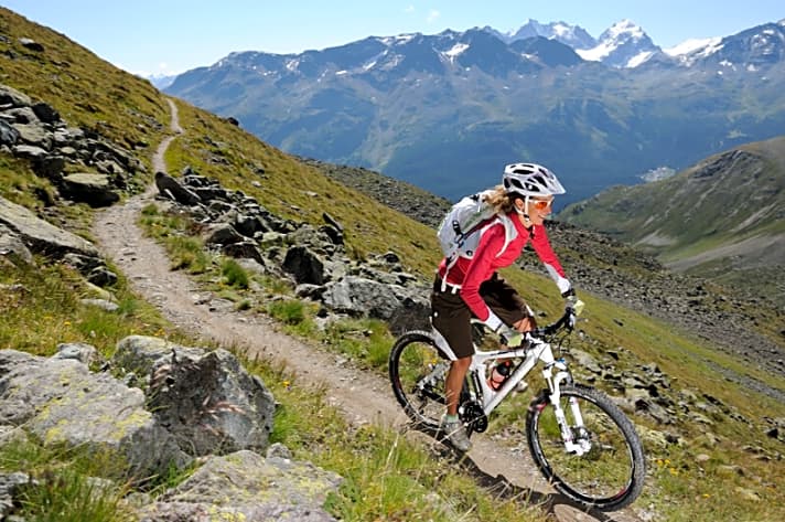   Der Überführungs-Trail von St. Moritzer Seite um den Piz Nair ins Suvretta-Tal: Hinten blitzt der Bernina mit Bianco-Grat (4048 m) auf.