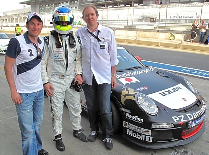   Hanisch und die Rennfahrer Slooten und Jung auf der Nürburgring GP Strecke.