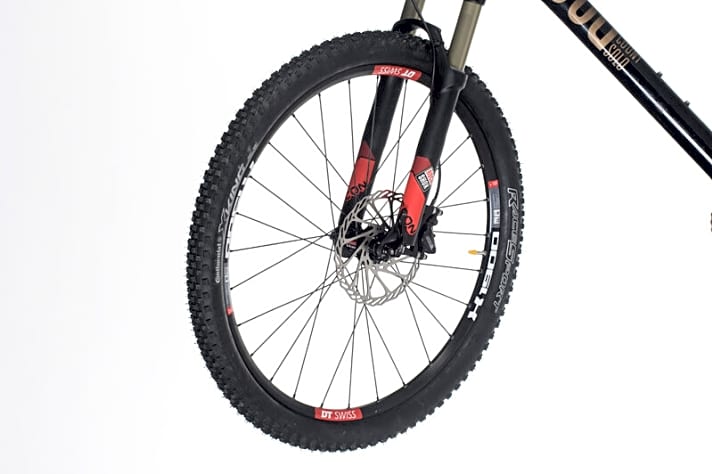  Für eine gute Beschleunigung sind leichte Laufräder das A und O: Die DT-X-1900 Systemlaufräder von Rose und Fatmodul gehören zum Besten in dieser Preisklasse.