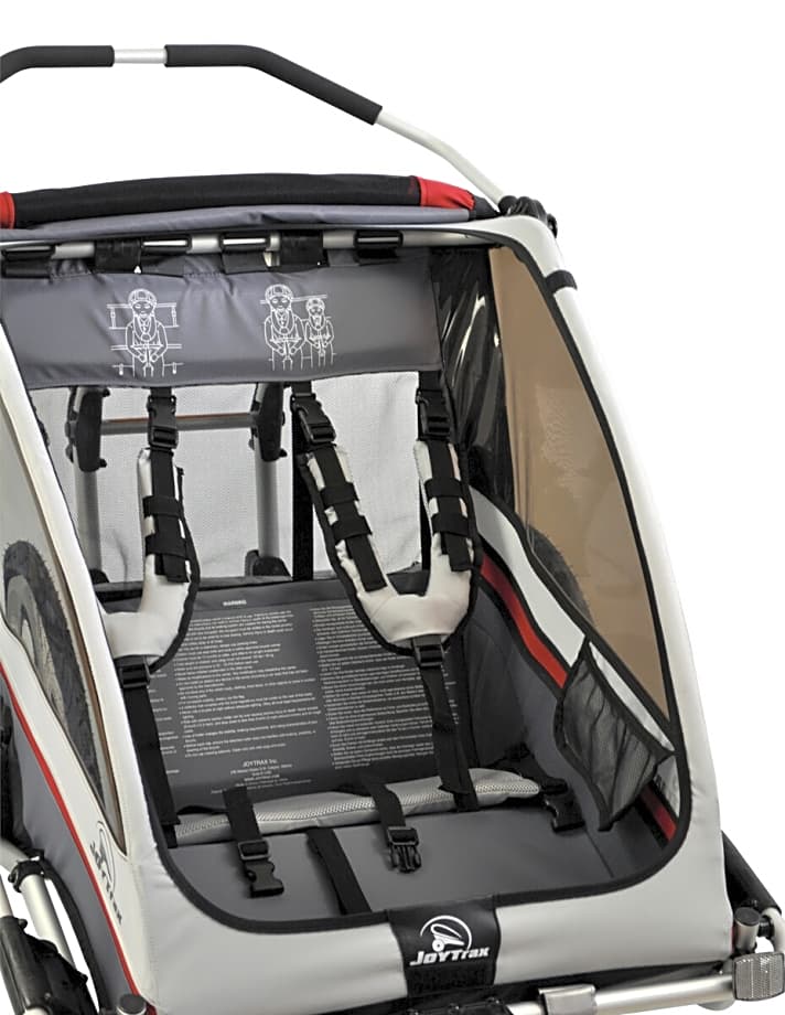   Hohe Sitzhöhe, viel Beinfreiheit, breiter Sitzbereich: Der Joytrax SE2 bietet ausreichend Platz für Passagiere mit Helm.