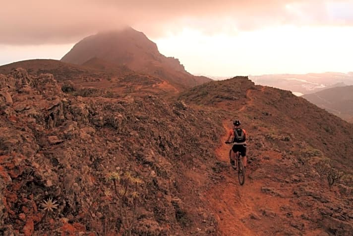   Auf Trails dieser Art Teneriffas Gebirge überqueren – auch das ist auf der größten aller Kanaren-Inseln möglich.