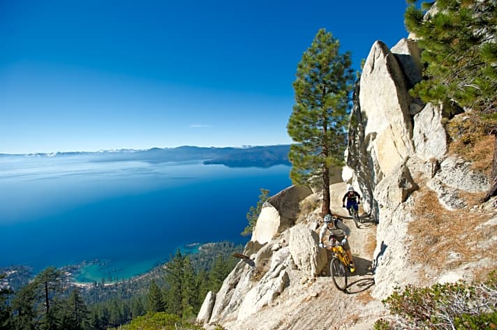   Abgelenkt vom Hammer-Ausblick: Der Lake Tahoe glitzert zum ”Flume“-Trail herauf.