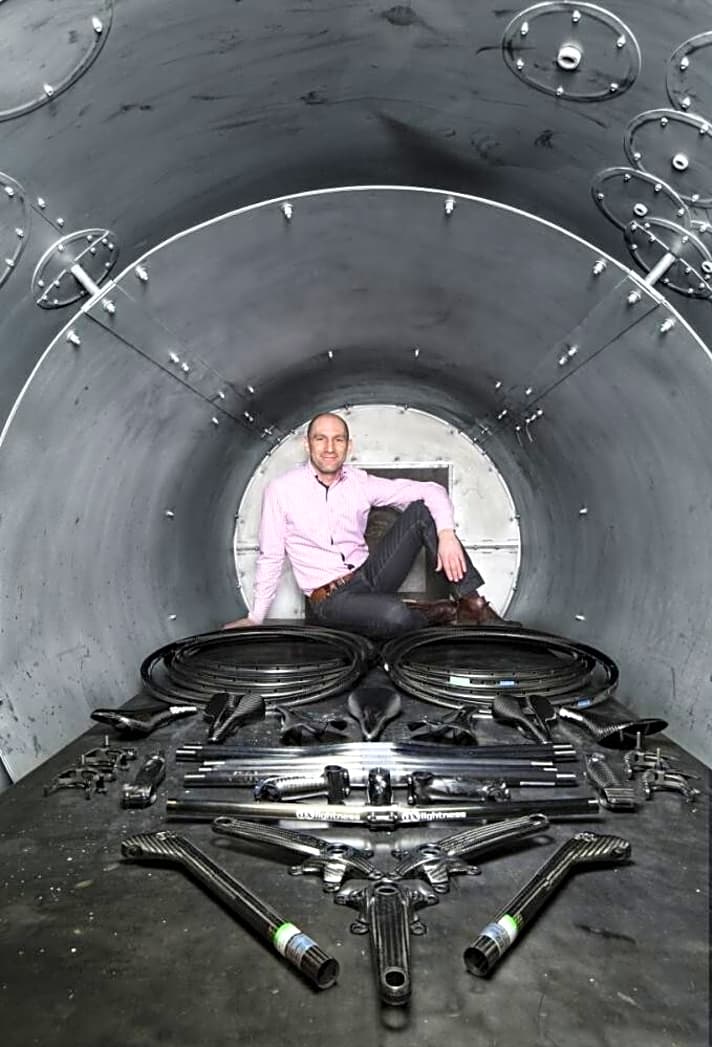   Axel Schnura posiert im Carbon-Backofen. Seine Firma AX-Lightness mit Sitz in Creußen in Oberfranken produziert handgebaute Leichtbauteile, die in der ganzen Welt gefragt sind.