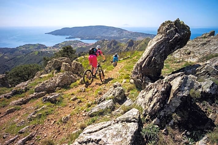   Auf Trails geht es nach Porto Azzuro hinab, dahinter auf der Halbinsel befindet sich der „Bikepark“ von Capoliveri.
