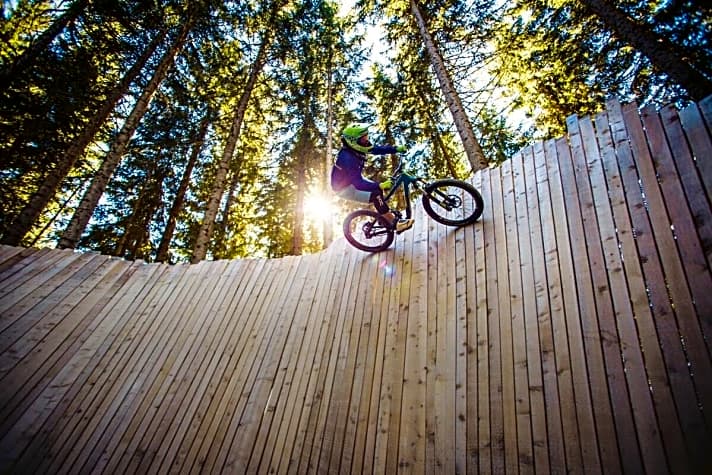   Der Holzanlieger im Bikepark Wagrain ist perfekt gebaut. Anfänger können weiter unten bleiben, Mutige bis ganz nach oben fahren.