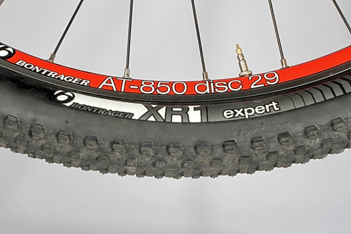   Unscheinbare Mogelpackung: Der voluminöse XR1-Reifen bietet in der günstigen Expert-Gummimischung wenig Dämpfung.