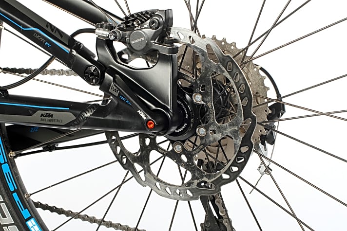   KTM Lycan 272 2014: SLX-Bremse mit Kühlrippen, schöner aber schwerer Rahmen. Der Schnellspanner funktioniert wie eine Kurbel – drehen statt schließen.