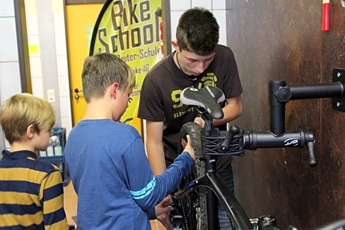   Grundkenntnisse der Fahrradwartung sind beim Biken so wichtig wie Luft in den Reifen. Hier lernen die Schüler mit einem Profi, wie es richtig geht.