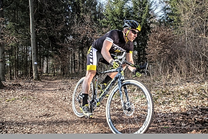   Cyclocross-Rennen werden häufig auf extrem verschlammten Wald- und Wiesenwegen ausgetragen. Die schmalen Reifen schneiden wie Messer durch den Morast. Der Gegenentwurf zum Fatbike also.