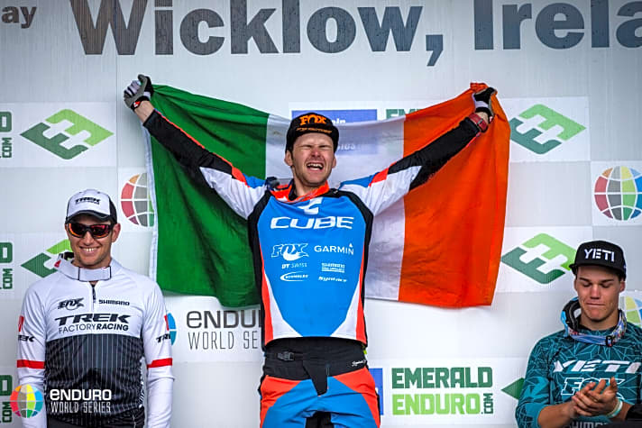   Greg Callaghan bei seinem ersten EWS-Sieg 2015 in seiner Heimat Irland. Er gewann damals auf einem Cube Stereo 140 mit 27,5-Zoll-Laufrädern, also einem All Mountain. 