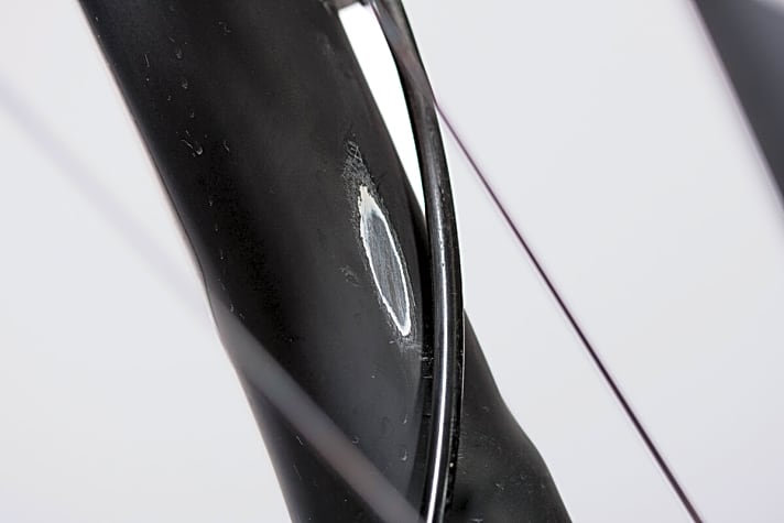   Ärgerlich: Die Bremsleitung legte mangels Schutzfolien das Material der RS1-Gabel am KTM Scarp frei. Stolze Besitzer müssen ihre neuen Bikes unmittelbar sorgsam abkleben.