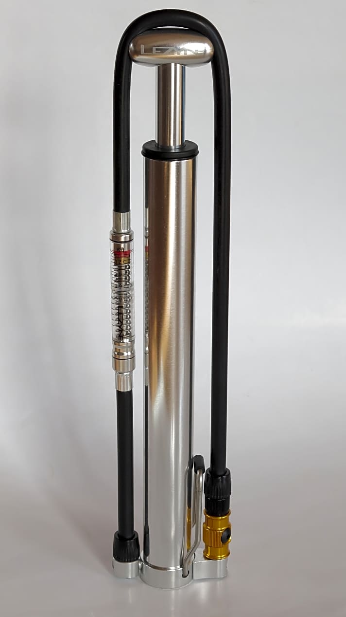   Eine Standpumpe für unterwegs: Mit 208 Gramm wiegt die Lezyne-Pumpe zwar deutlich mehr als Mini-Pumpen, bläst aber pro Stoß auch deutlich mehr Luft in den Schlauch.