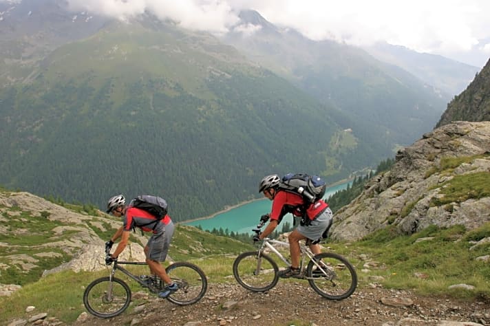   Alpenüberquerer an der Montozzo-Scharte, im Hintergrund der Lago Pian Palü.