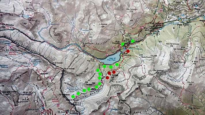   Hier die beiden Wege von der Forcellina di Montozzo hinunter. Der grüne ist die Mountainbike-Route, der rote der Weg für Wanderer.