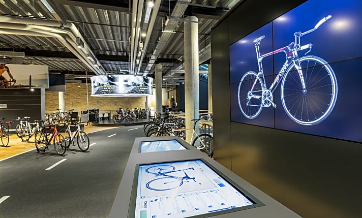   Bikes zum Anfassen neben den LCD-Bildschirmen, die bei der Konfiguration helfen.