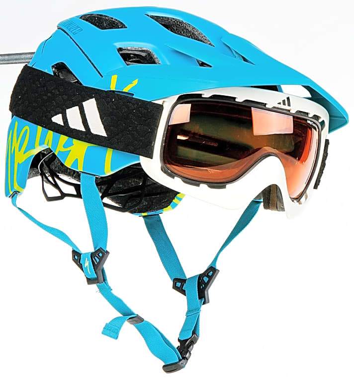  French Style: Die Skibrille zum Open-Face-Helm ist nicht jedermanns Geschmack. Sie schützt aber super vor Fahrtwind und Steinschlag, vor allem auf rasanten Abfahrten. Helme mit Goggle-tauglichen Visieren haben wir in den Testkästen mit einem Icon versehen.
