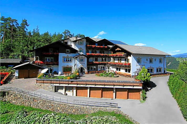   Das Hotel Steineggerhof liegt in Steinegg – zwischen Rosengarten und Latemar.