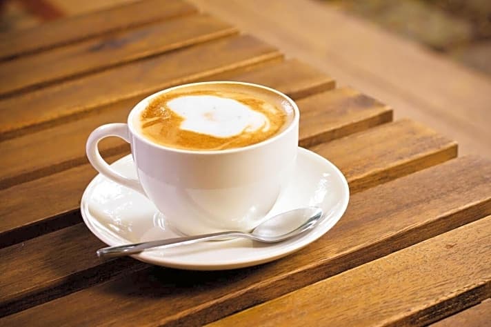   Cappuccino besteht meist aus einem Espresso und der dreifachen Menge aufgeschäumter Milch.