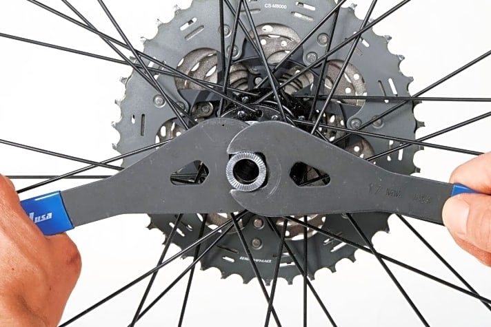   Verwenden Sie flache Konusschlüssel, die speziell für die Einstellung von Fahrradnaben geeignet sind. Einfache Maulsschlüssel sind zu breit.
