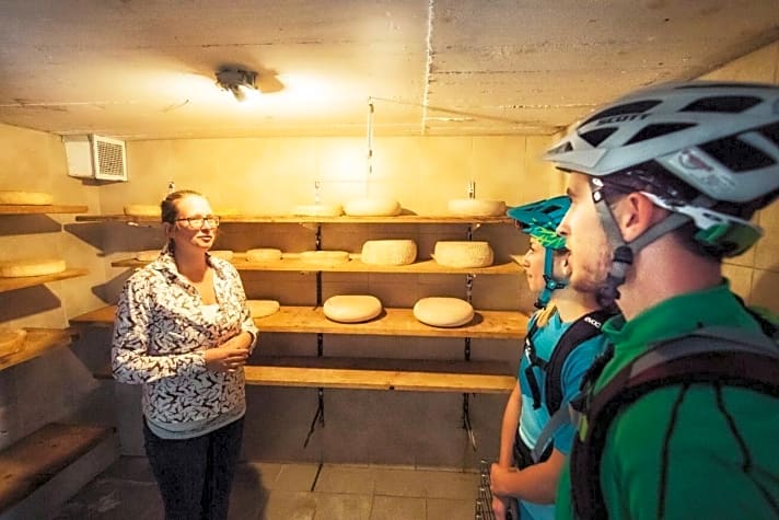   Maria Rettenbacher zeigt, wo der Käse zur Reifung lagert.