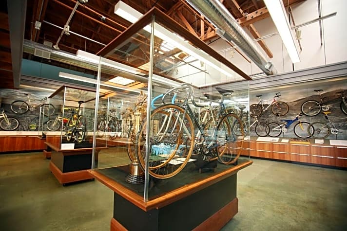  Im Marin Museum of Mountainbiking stehen auch ausgewählte alte Rennräder. Und Hochräder. Und Laufräder aus Holz. Die Geschichte des Fahrrads wird hier sichtbar.