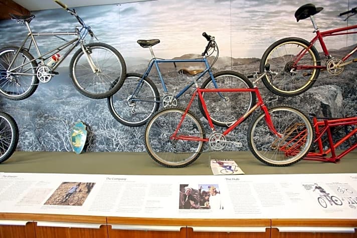   Links im Bild: Eins der ersten Breezer-Bikes. Joe Breeze konstruierte die zusätzlichen Streben als Versteifung in den Rahmen hinein.