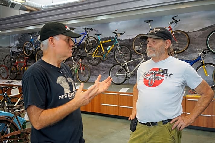   Die Pioniere Joe Breeze und Charlie Kelly, Erfinder des Rpack-Downhill-Rennens, sind fast täglich selbst im Museum und führen gerne durch die Sammlung.
