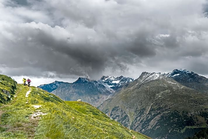   Gewitter ziehen schnell auf in den Bergen. Das kann für Mountainbiker auf Tour gefährlich werden.