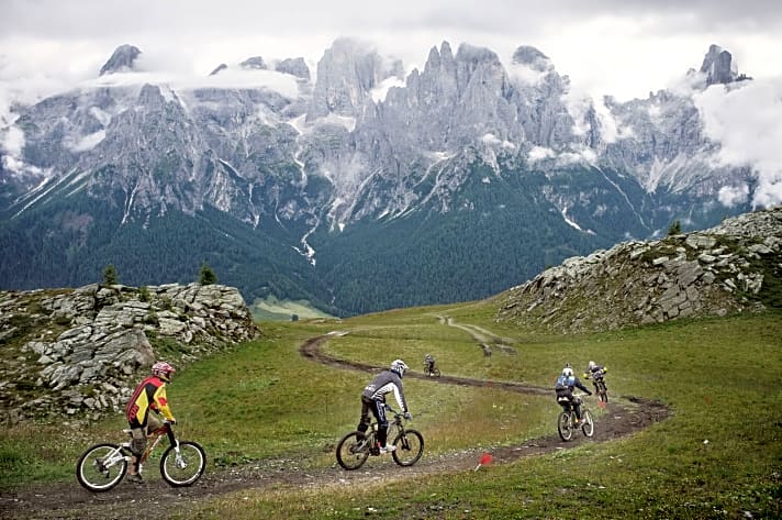   Die Bikepark-Strecken in San Martino – im Osten der Dolomiten – sind auch für Hobby-Freerider und Bikepark-Neulinge ein großer Spaß.