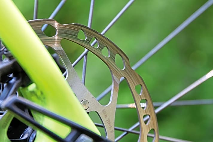   Für 2999 Euro ist das Trek Procaliber 9.7 mager ausgestattet mit Einfach-Übersetzung und schweren Laufrädern. Shimanos Deore-Bremse hat in der Transalp-Woche gelitten.