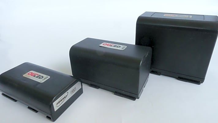   Die drei Standard-Akkus von Out-Led, die man an die Hellena 3.5 anstöpseln kann.