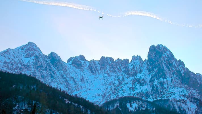   Optimale Zeit zum Filmen mit der Drohne: die blaue Stunde in den Alpen.